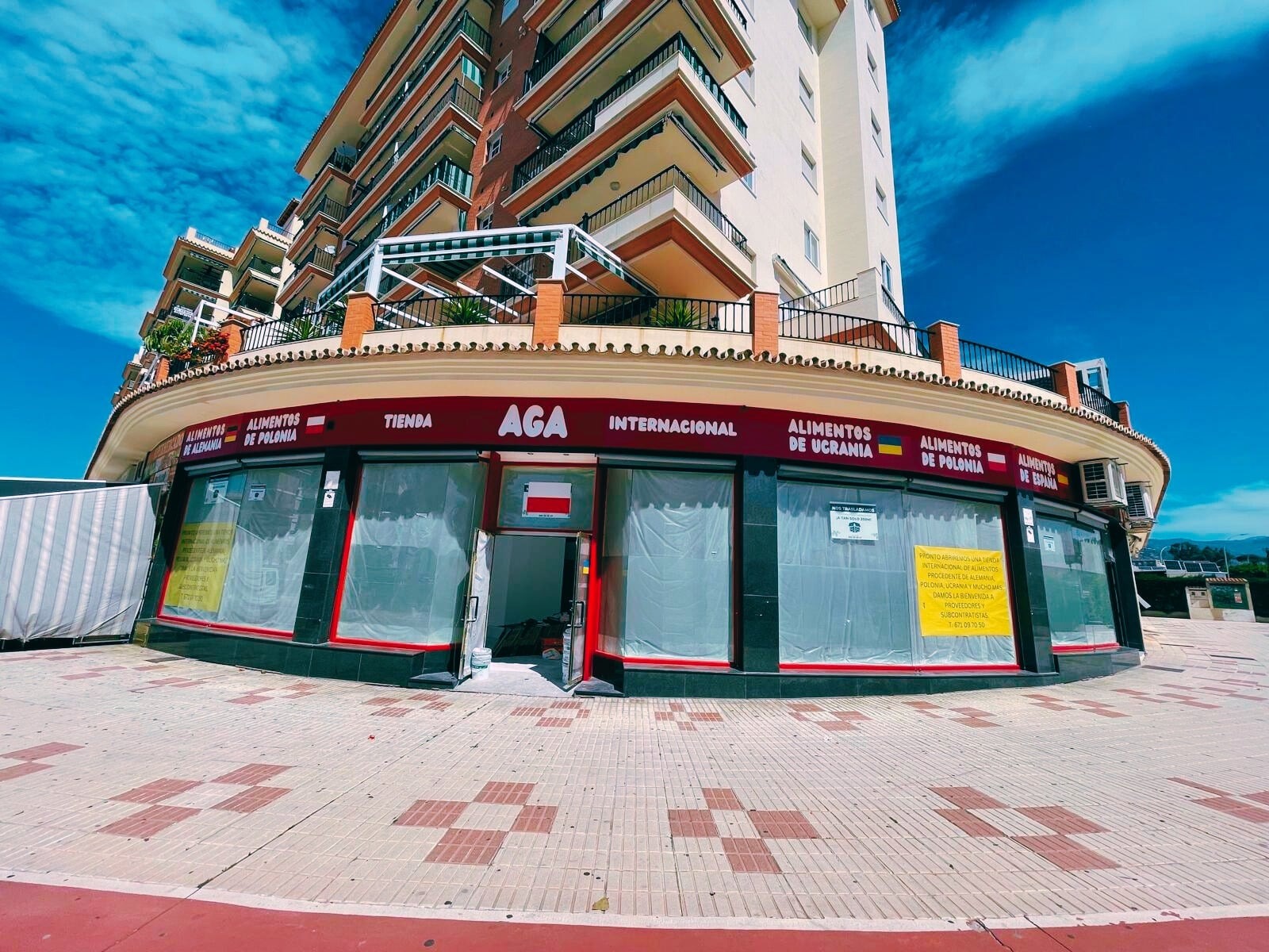 Fachada curva de un local comercial reformado en planta baja
