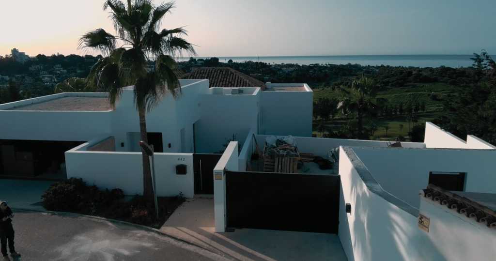 Fachada blanca y terraza de una vivienda terminada con vistas al mar